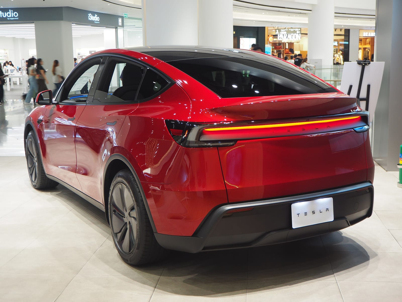 Ευθεία πίσω όψη Tesla Model Y του 2025, Juniper Long Range RWD, με λωρίδα στο πορτμπαγκάζ