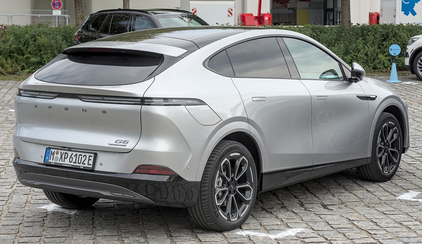 Πίσω τριών τετάρτων ενός XPeng G6 του 2025, στην IAA 2025, με συνεχόμενη λωρίδα φώτων και μικρό χείλος ουράς